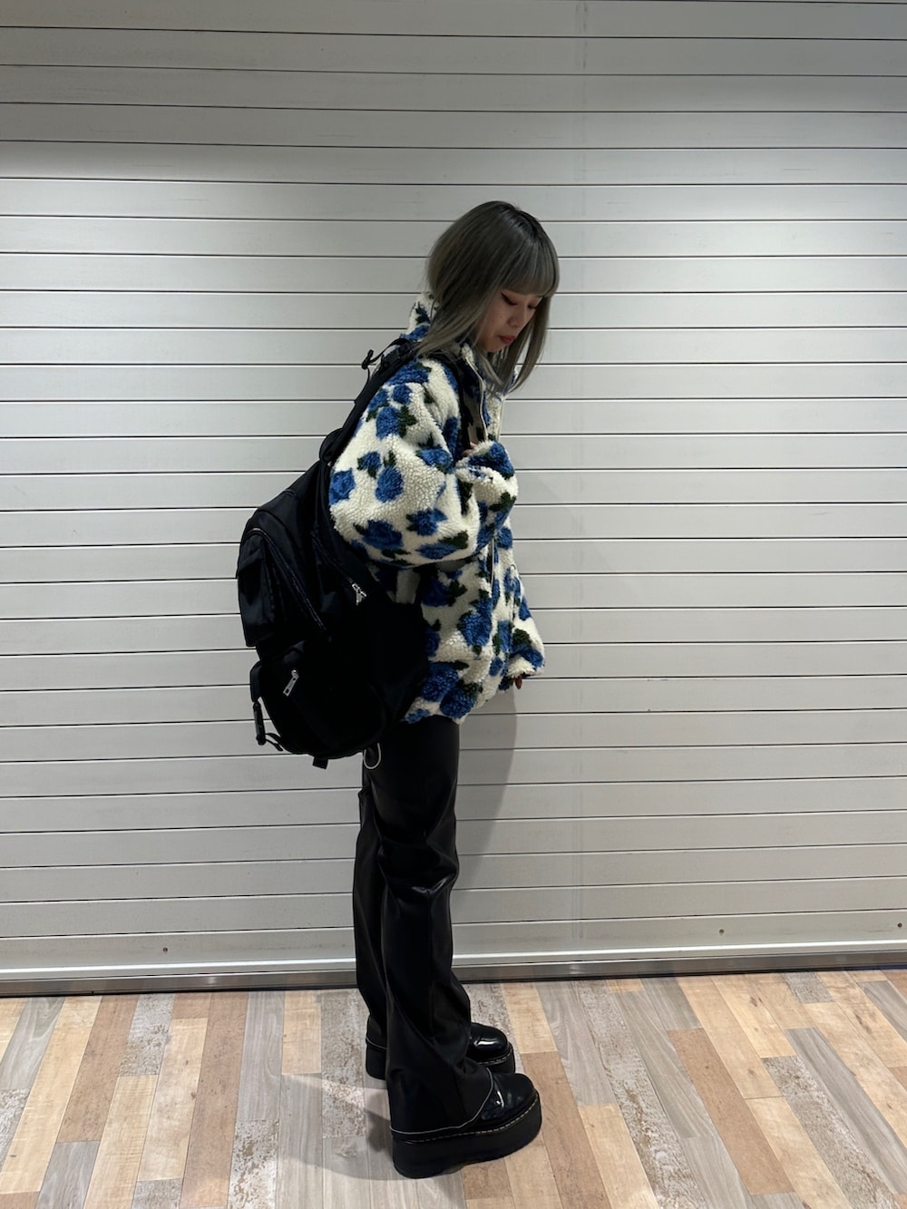 ホワイト系のブルゾン、グレー系のスウェット、ブラック系のその他パンツを着用したレディースの冬コーディネートの2枚目の写真