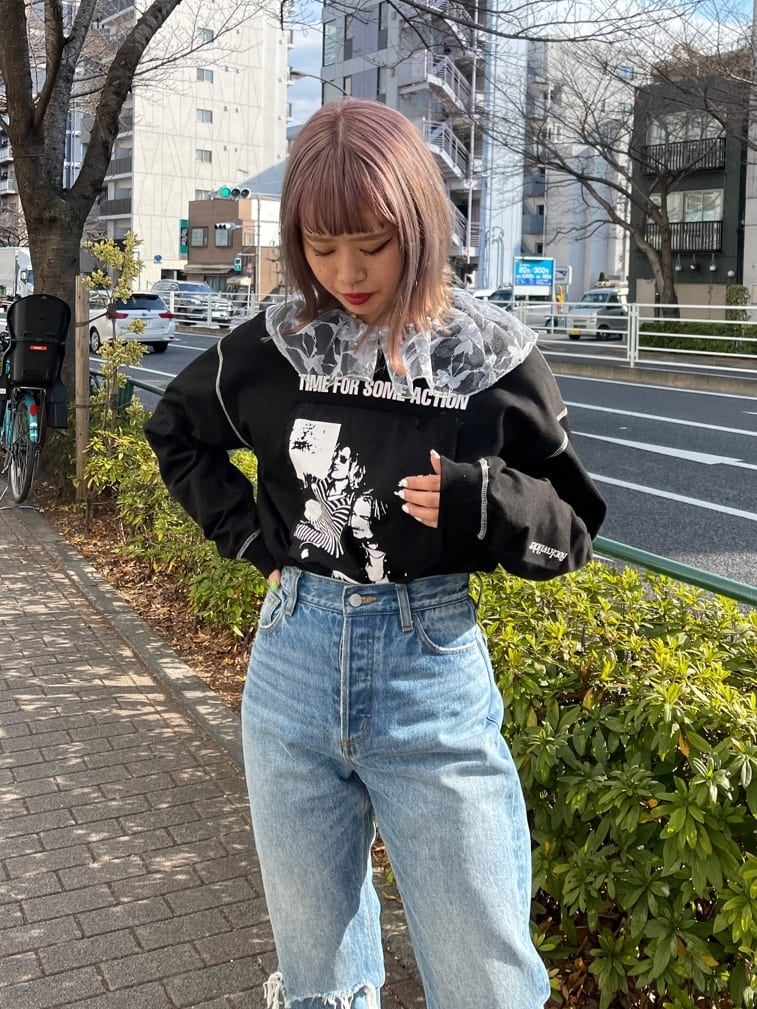 ブルー系のデニムパンツ、ブルー系のシャツ/ブラウス、ブラック系のTシャツ/カットソーを着用したレディースの冬コーディネートの6枚目の写真