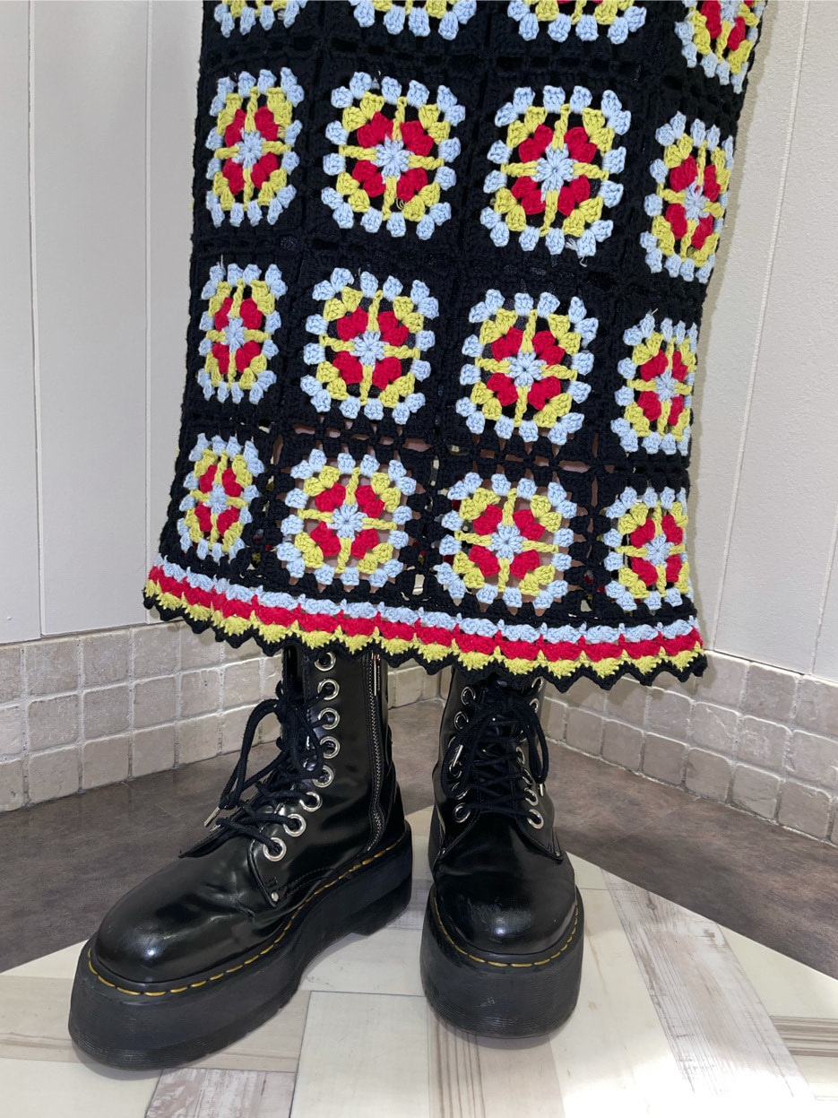 ブルー系のデニムジャケット、ブラック系のスカートを着用したレディースの春コーディネートの5枚目の写真