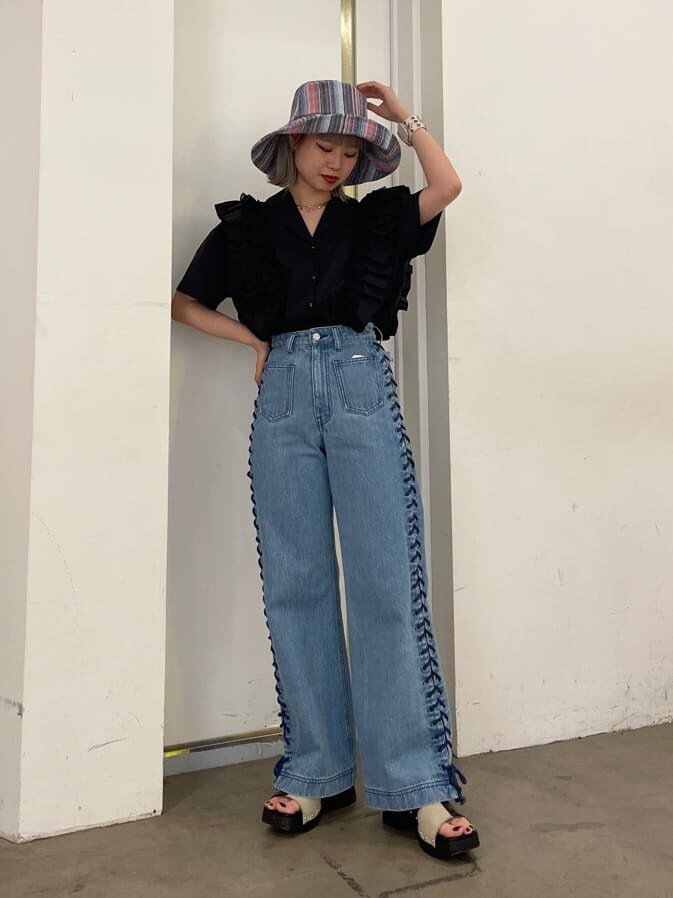 ブラック系のシャツ/ブラウス、ブラック系のサンダル、ブルー系のデニムパンツを着用したレディースの春コーディネートの4枚目の写真