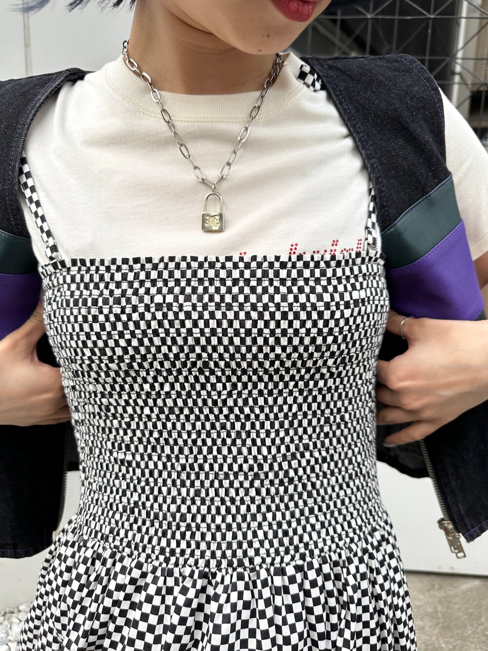 その他のワンピース、ブラック系のベスト、ホワイト系のTシャツ/カットソーを着用したレディースの春コーディネートの6枚目の写真