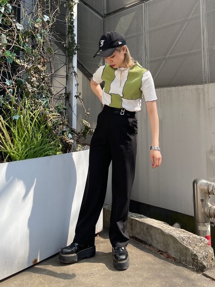 グリーン系のTシャツ/カットソー、ブラック系のその他パンツ、ゴールド系のネックレスを着用したレディースの春コーディネートの2枚目の写真