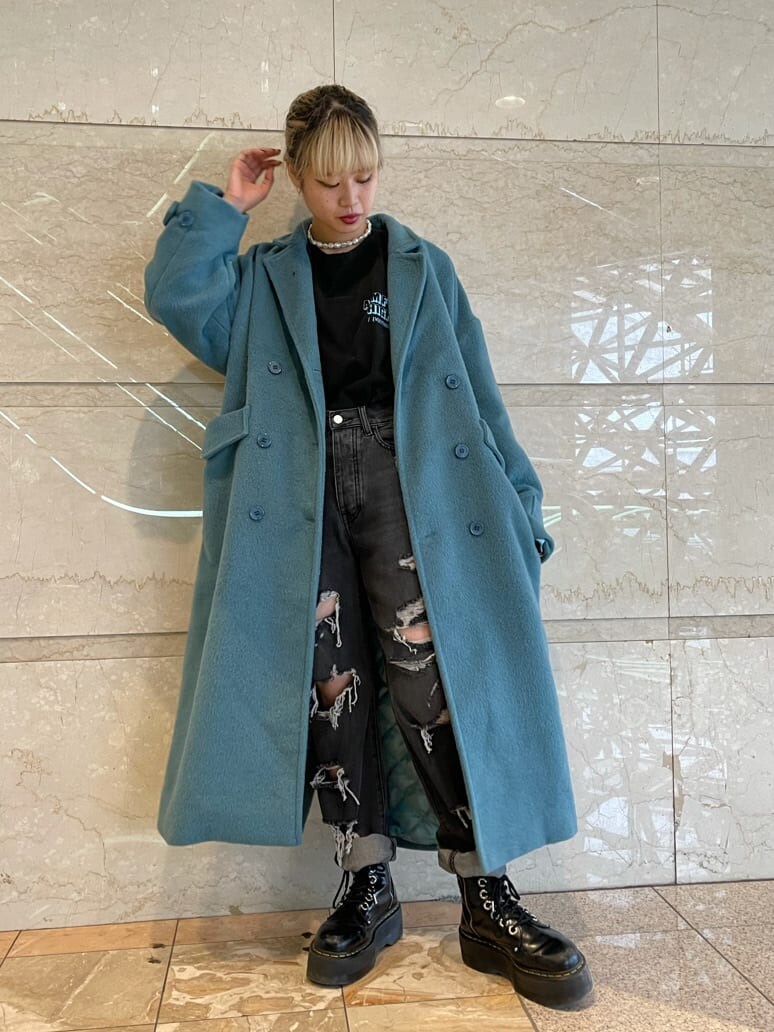 ブラック系のデニムパンツ、ブラック系のTシャツ/カットソー、ブルー系のチェスターコートを着用したレディースの夏コーディネートの2枚目の写真