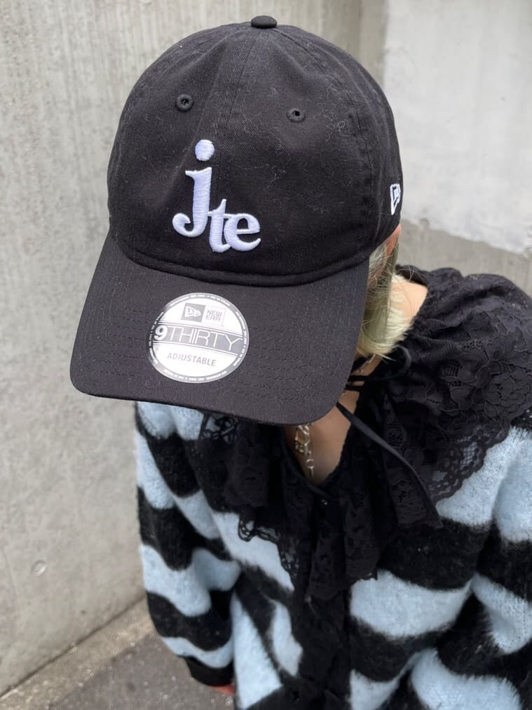 ブラック系のブーツ、ブラック系のシャツ/ブラウス、ブラック系のカーディガン/ボレロを着用したレディースの夏コーディネートの9枚目の写真