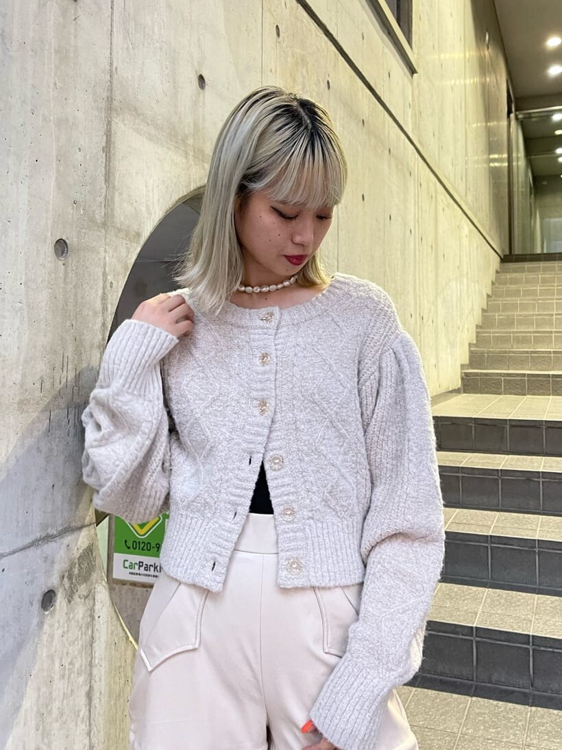 ホワイト系のスニーカー、ホワイト系のカーディガン/ボレロ、ホワイト系のその他パンツを着用したレディースの秋コーディネートの5枚目の写真