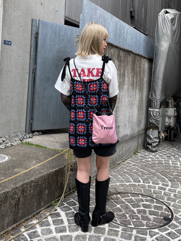 ブラック系のデニムパンツ、ブラック系のTシャツ/カットソー、ブラック系のキャミソールを着用したレディースの春コーディネートの3枚目の写真