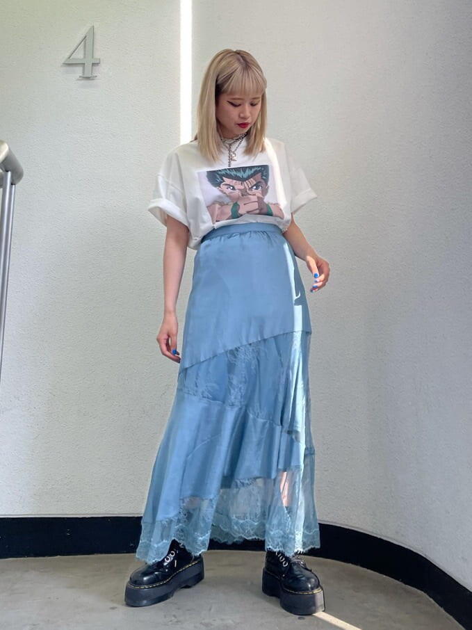 ブルー系のスカート、ホワイト系のTシャツ/カットソーを着用したレディースの夏コーディネートの2枚目の写真