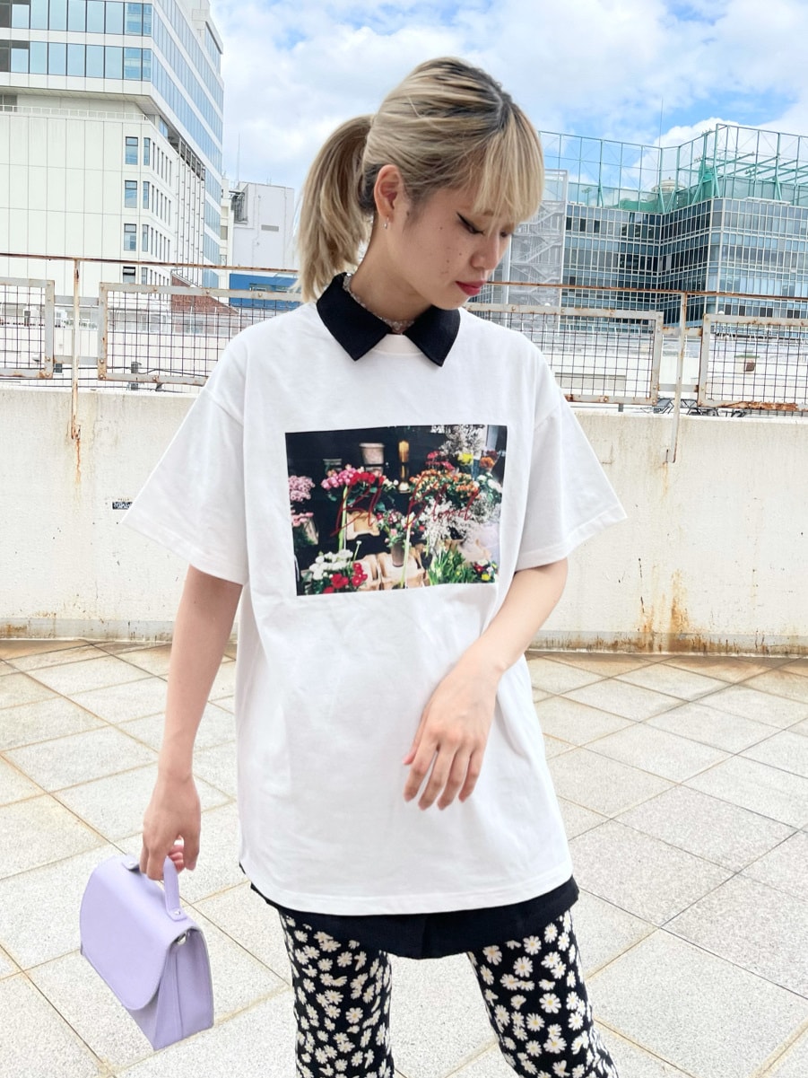 ブラック系のワンピース、ホワイト系のTシャツ/カットソー、パープル系のショルダーバッグを着用したレディースの夏コーディネートの5枚目の写真