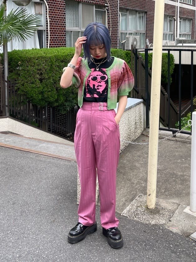 ブラック系のその他シューズ、ブラック系のTシャツ/カットソー、ピンク系のその他パンツを着用したレディースの春コーディネートの3枚目の写真