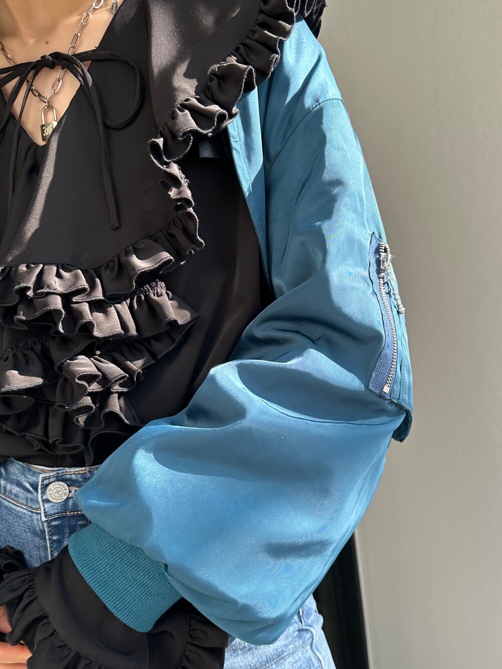 ブラック系のシャツ/ブラウス、ブルー系のMA-1、ブルー系のデニムパンツを着用したレディースの冬コーディネートの7枚目の写真