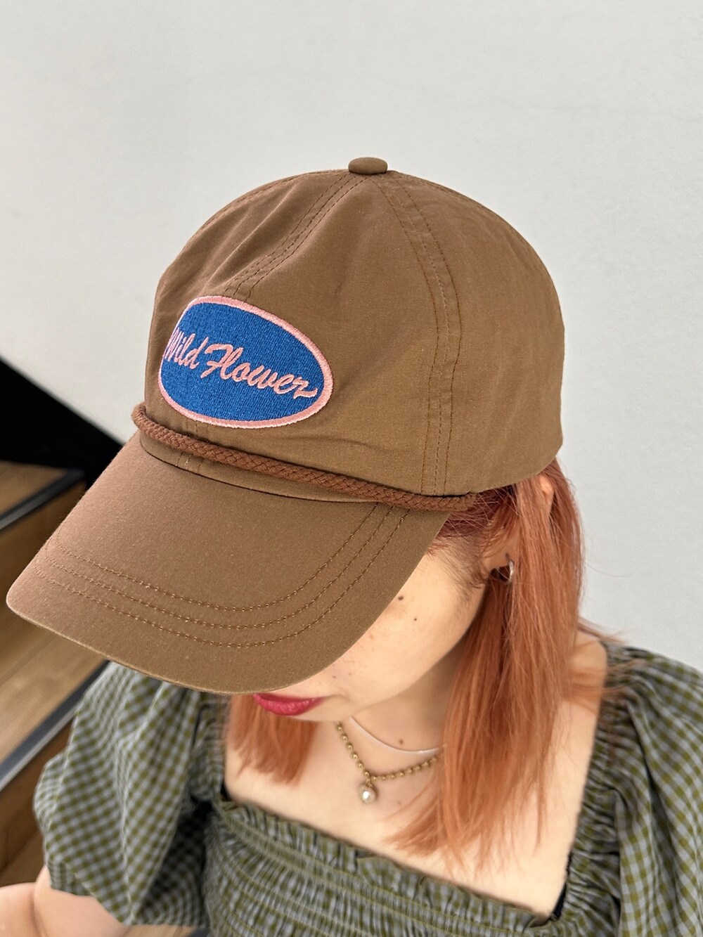 ブラック系のデニムパンツ、グリーン系のシャツ/ブラウス、ブラック系のブーツを着用したレディースの冬コーディネートの10枚目の写真