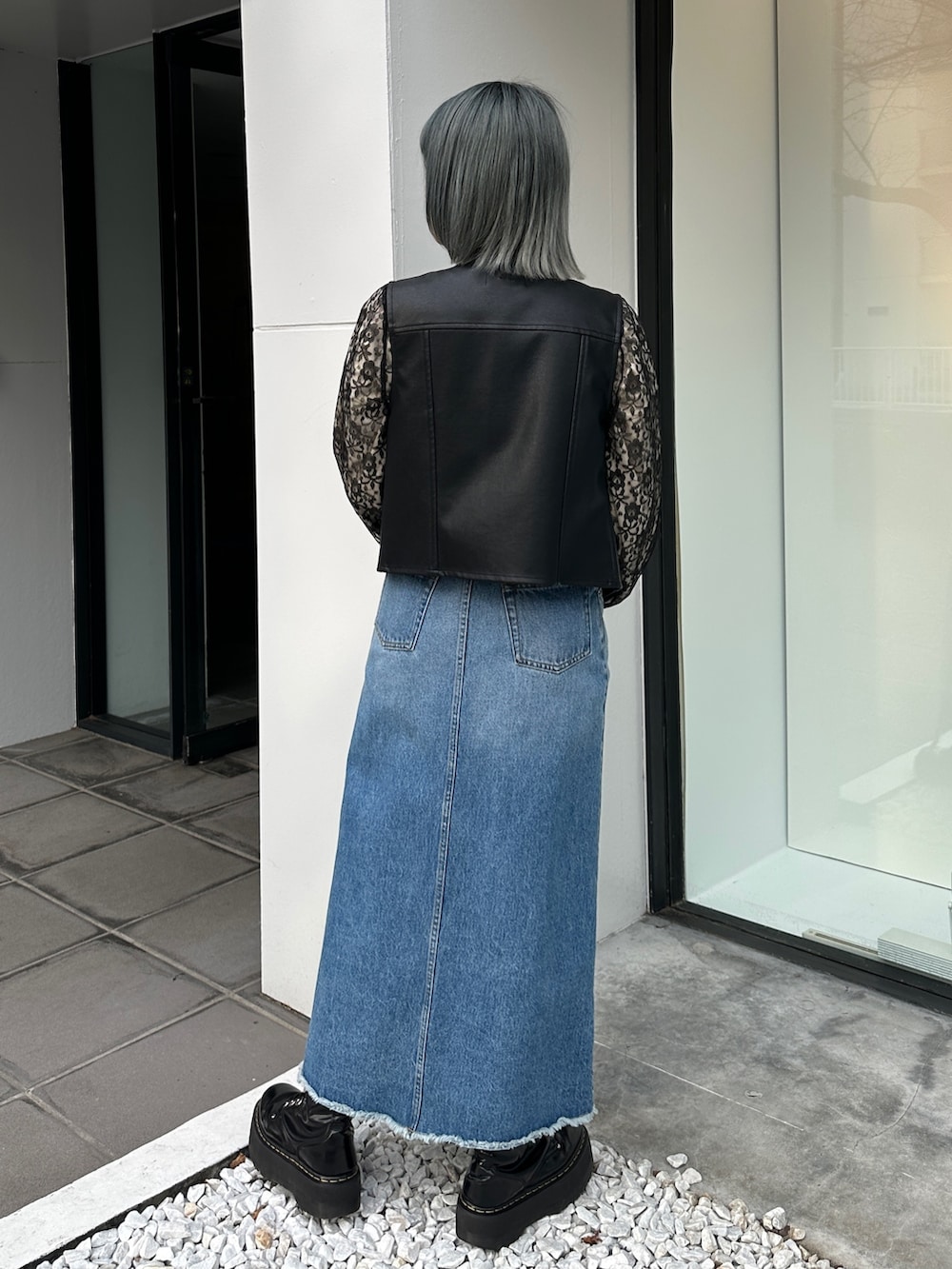 ブルー系のスカート、ブラック系のベスト、ブラック系のシャツ/ブラウスを着用したレディースの冬コーディネートの3枚目の写真