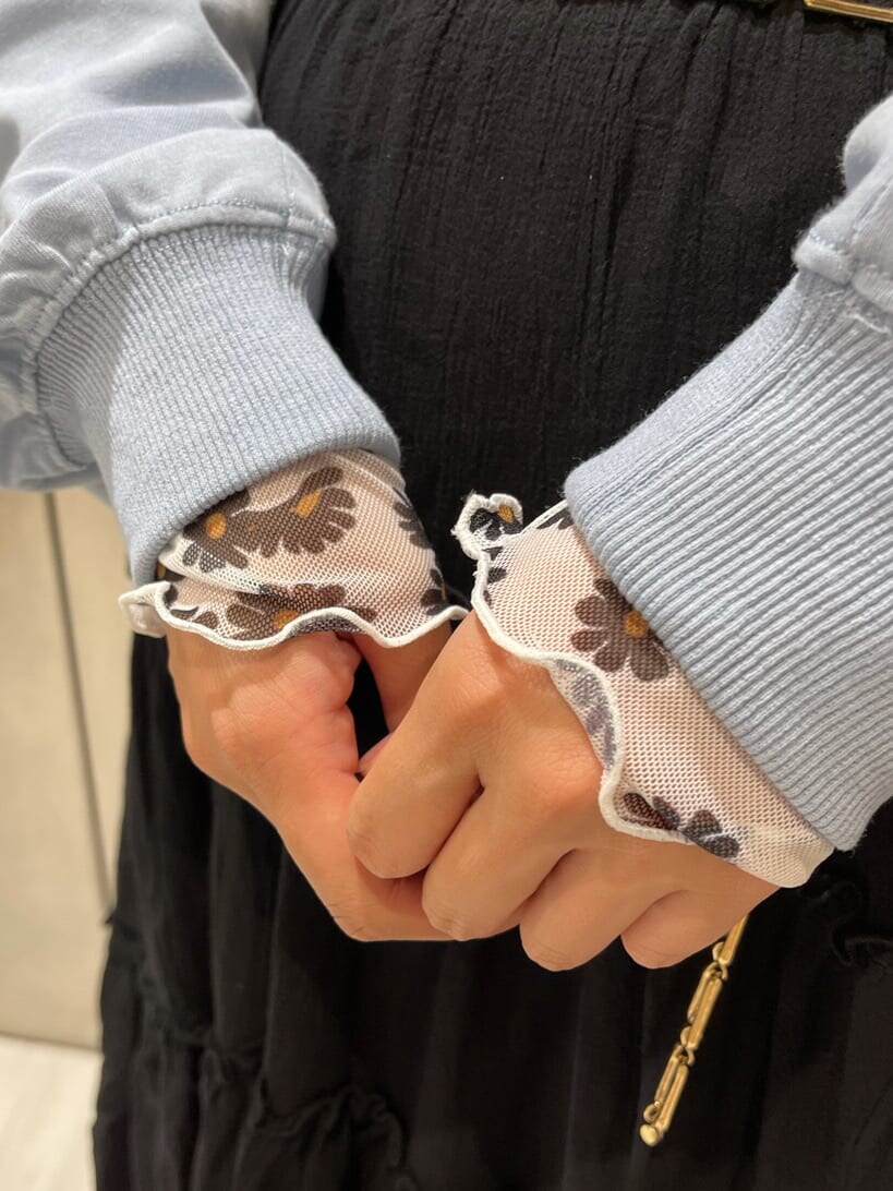 ブラック系のブーツ、ブラック系のスカート、ブルー系のTシャツ/カットソーを着用したレディースの夏コーディネートの6枚目の写真