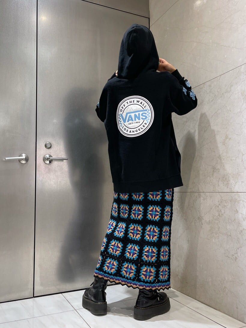 ブラック系のスカート、ブラック系のパーカーを着用したレディースの夏コーディネートの4枚目の写真