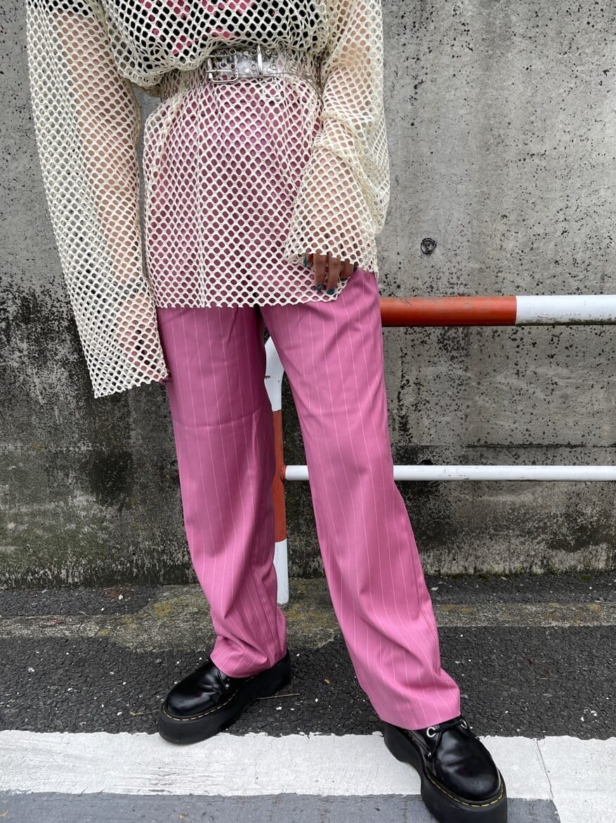 ホワイト系のTシャツ/カットソー、ブラック系のその他シューズ、ブラック系のTシャツ/カットソーを着用したレディースの春コーディネートの9枚目の写真