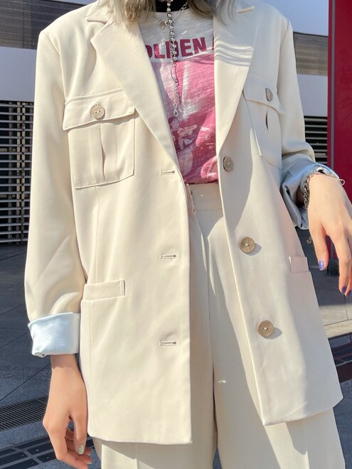 ホワイト系のTシャツ/カットソー、ホワイト系のテーラードジャケット、ホワイト系のスラックスを着用したレディースの冬コーディネートの4枚目の写真