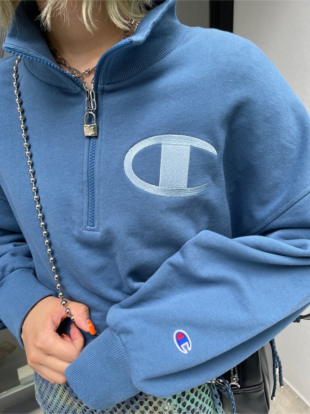 グリーン系のワンピース、ブルー系のスウェットを着用したレディースの秋コーディネートの7枚目の写真