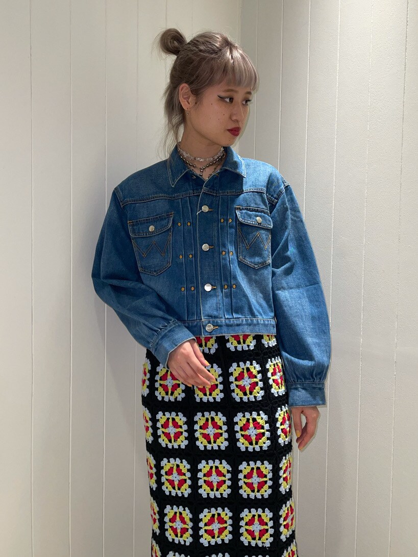 ブルー系のデニムジャケット、ブラック系のスカートを着用したレディースの春コーディネートの3枚目の写真