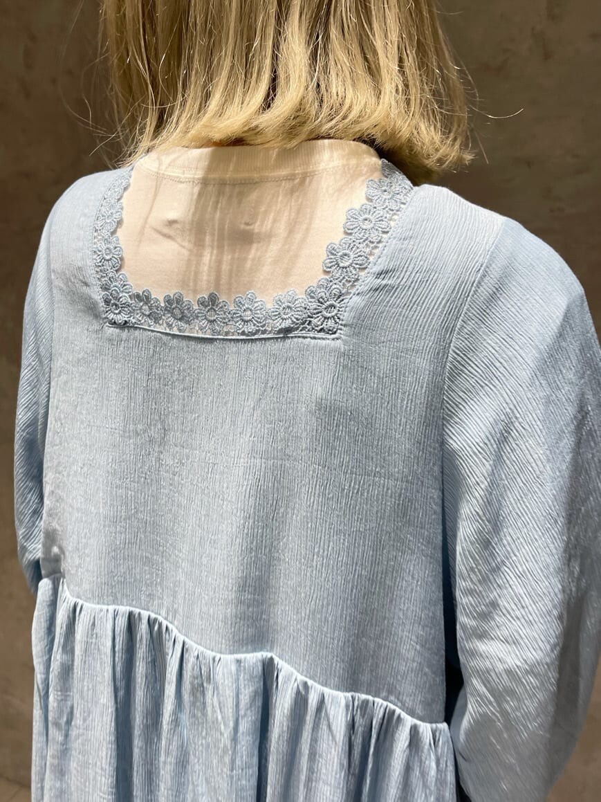 ブラック系のブーツ、ブルー系のワンピースを着用したレディースの夏コーディネートの7枚目の写真