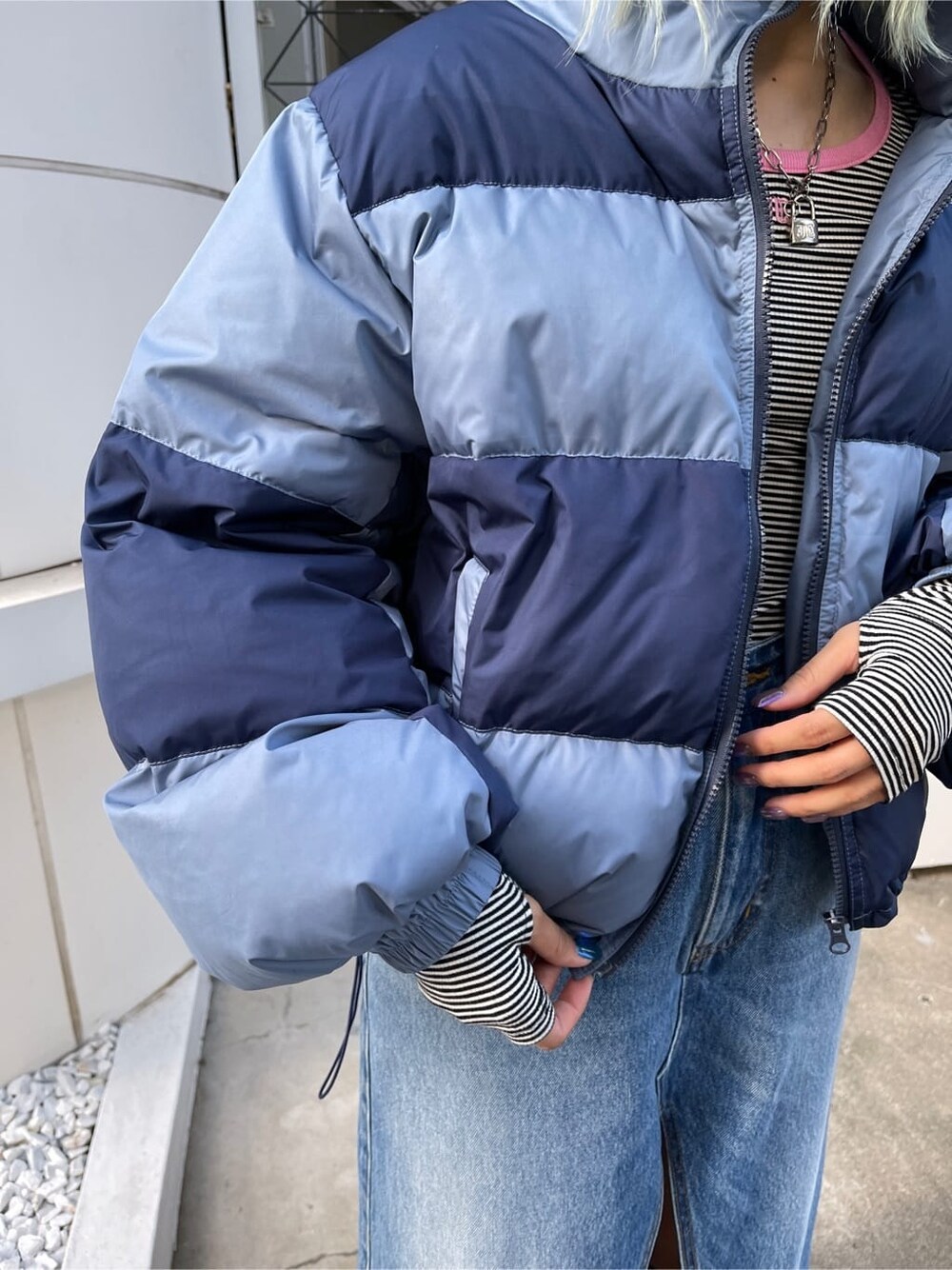 ブルー系のスカート、その他のTシャツ/カットソー、ブラック系のブーツを着用したレディースの秋コーディネートの8枚目の写真