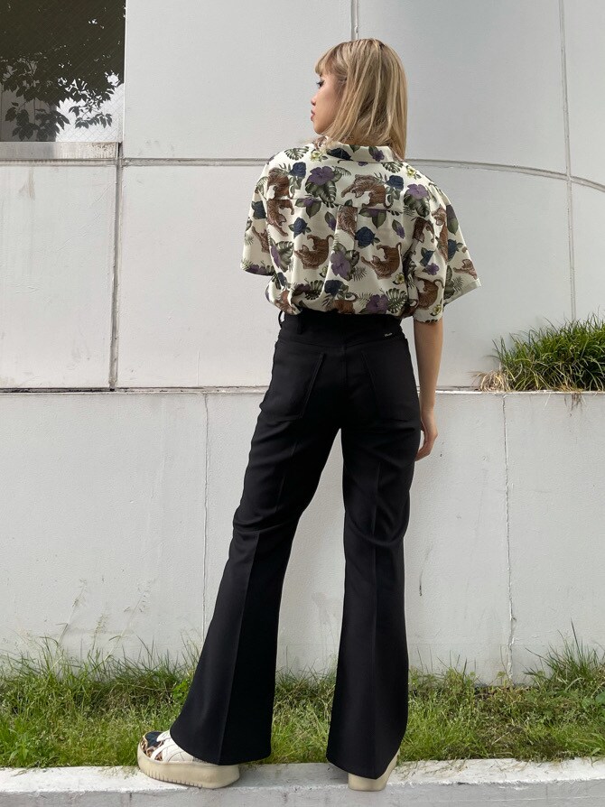 ホワイト系のシャツ/ブラウス、ホワイト系のスニーカー、ブラック系のデニムパンツを着用したレディースの春コーディネートの3枚目の写真