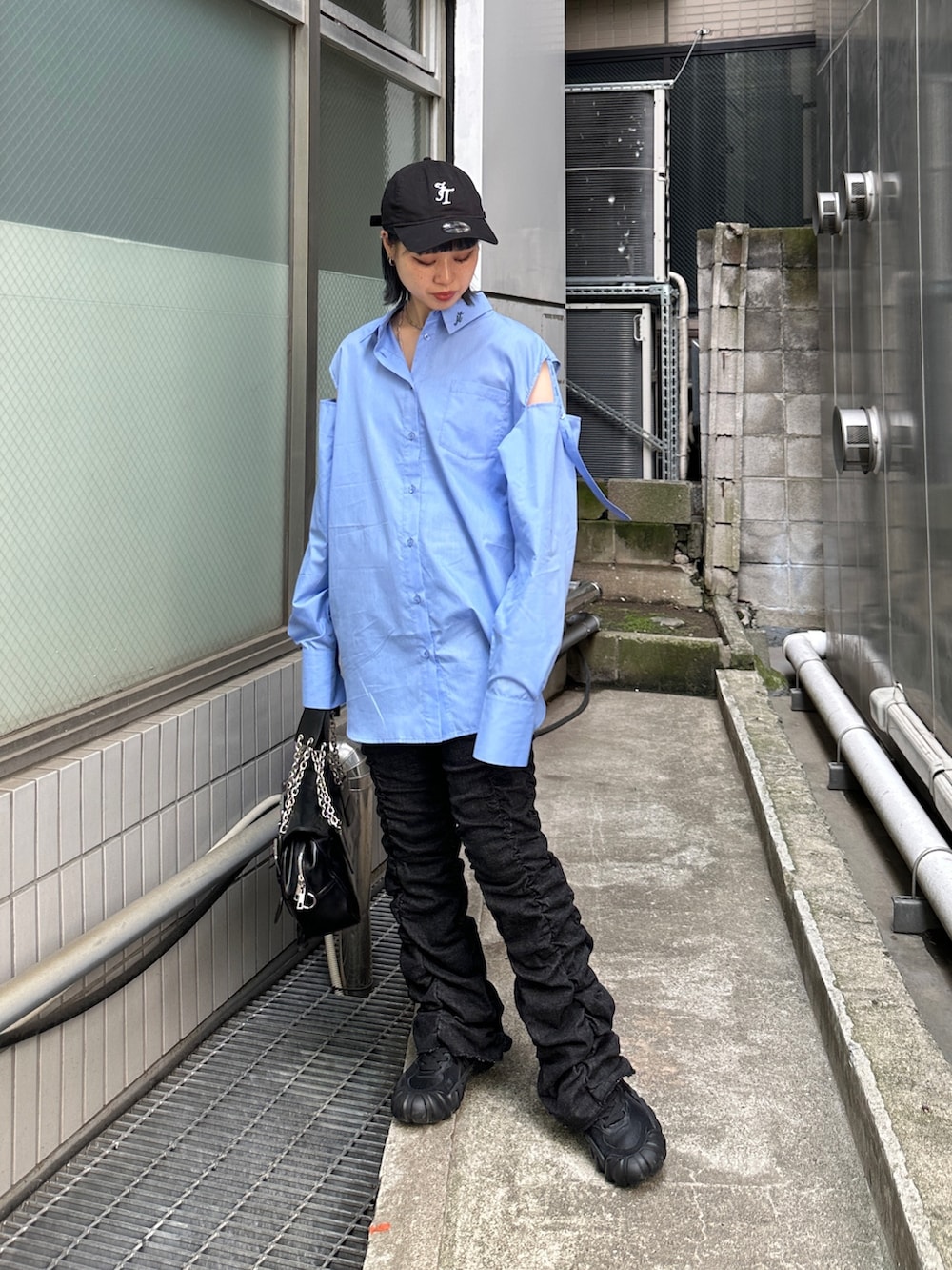 ブルー系のシャツ/ブラウス、ブラック系のスニーカー、ブラック系のその他パンツを着用したレディースの夏コーディネートの2枚目の写真