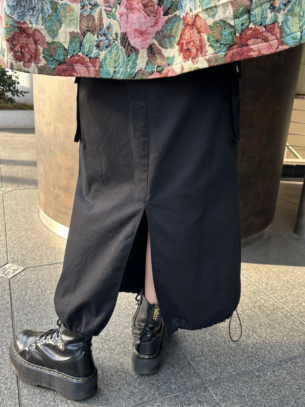 ブラウン系のスカート、ホワイト系のミリタリージャケット、ホワイト系のニット/セーターを着用したレディースの冬コーディネートの10枚目の写真