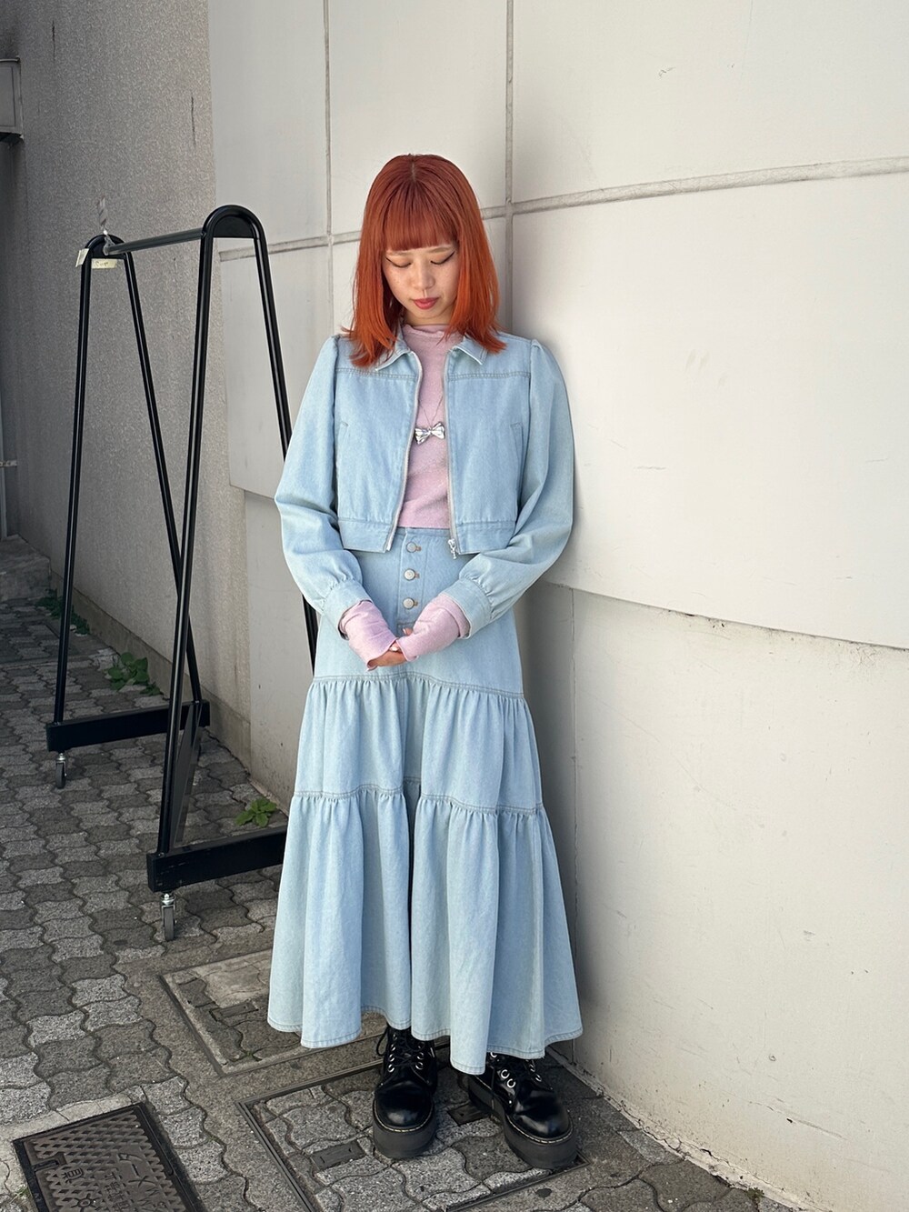 ブルー系のワンピース、ピンク系のTシャツ/カットソー、ブラック系のブーツを着用したレディースの冬コーディネートの2枚目の写真