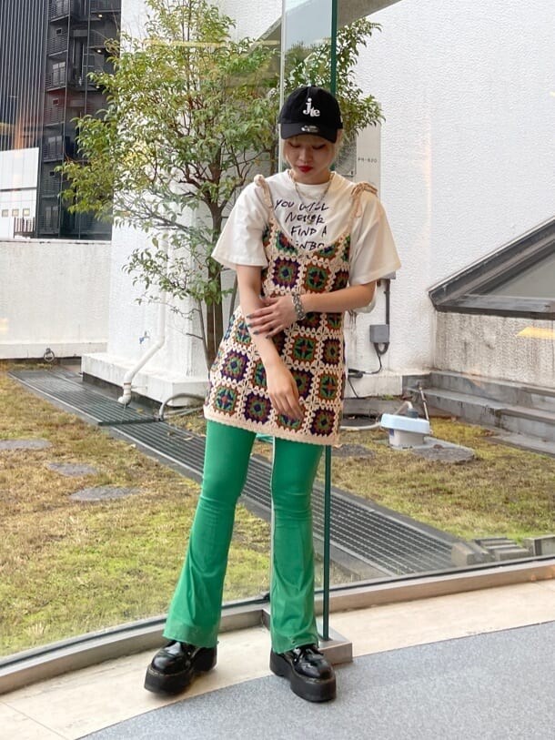 グリーン系のその他パンツ、ベージュ系のニット/セーター、ホワイト系のTシャツ/カットソーを着用したレディースの春コーディネートの3枚目の写真