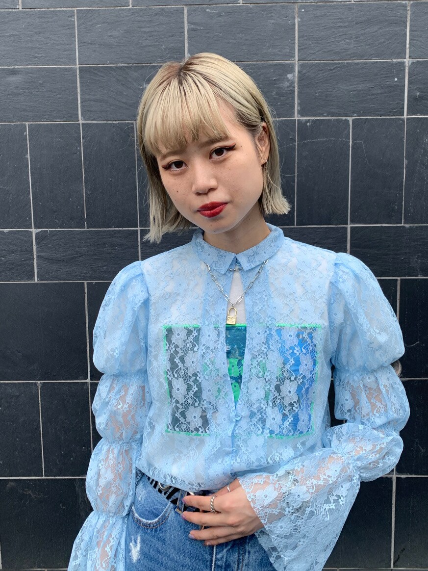 ブルー系のデニムパンツ、ホワイト系のTシャツ/カットソー、その他のベルトを着用したレディースの夏コーディネートの2枚目の写真