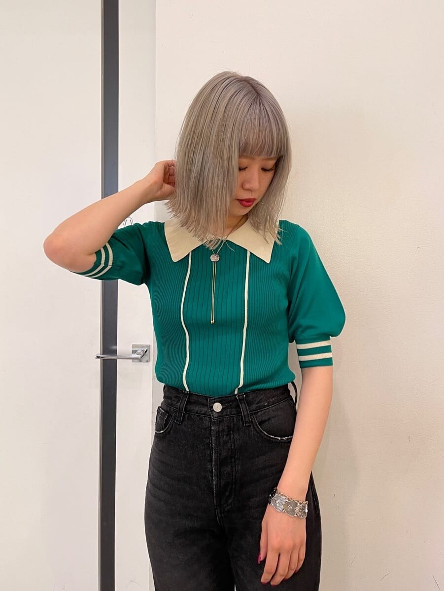 ブラック系のデニムパンツ、ブラック系のブーツ、ブラック系のベストを着用したレディースの春コーディネートの6枚目の写真