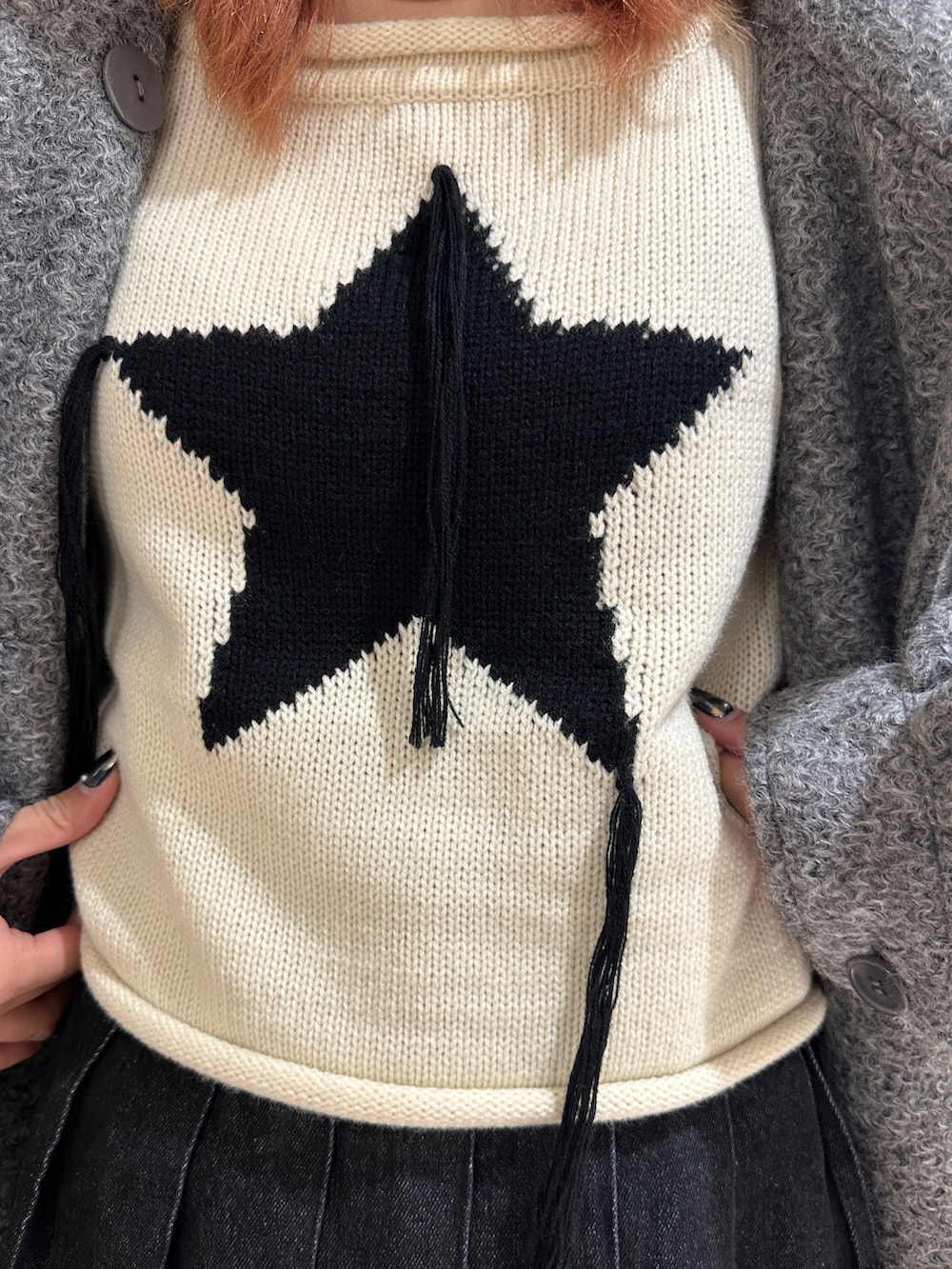 ブラック系のその他パンツ、グレー系のその他アウター、ホワイト系のニット/セーターを着用したレディースの秋コーディネートの9枚目の写真