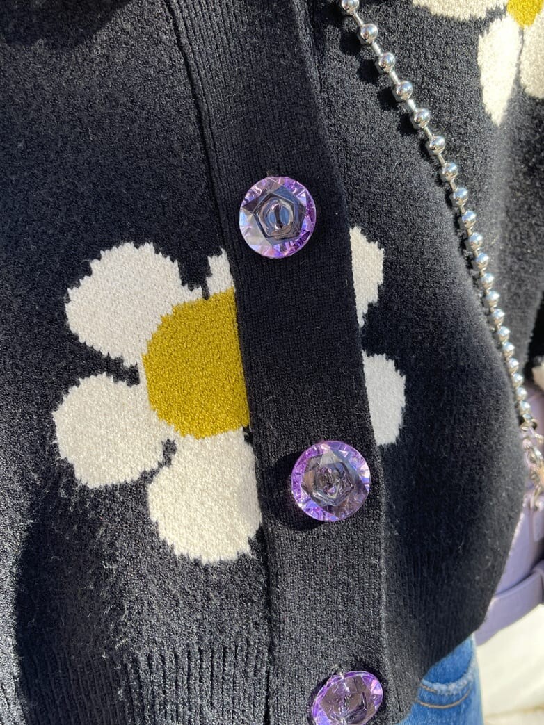 ブルー系のデニムパンツ、ホワイト系のシャツ/ブラウス、パープル系のショルダーバッグを着用したレディースの冬コーディネートの9枚目の写真