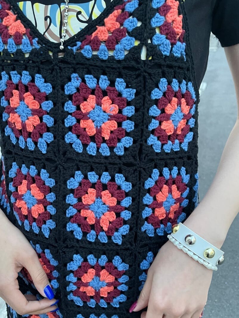 ブラック系のデニムパンツ、ブラック系のキャミソール、ブラック系のTシャツ/カットソーを着用したレディースの春コーディネートの8枚目の写真