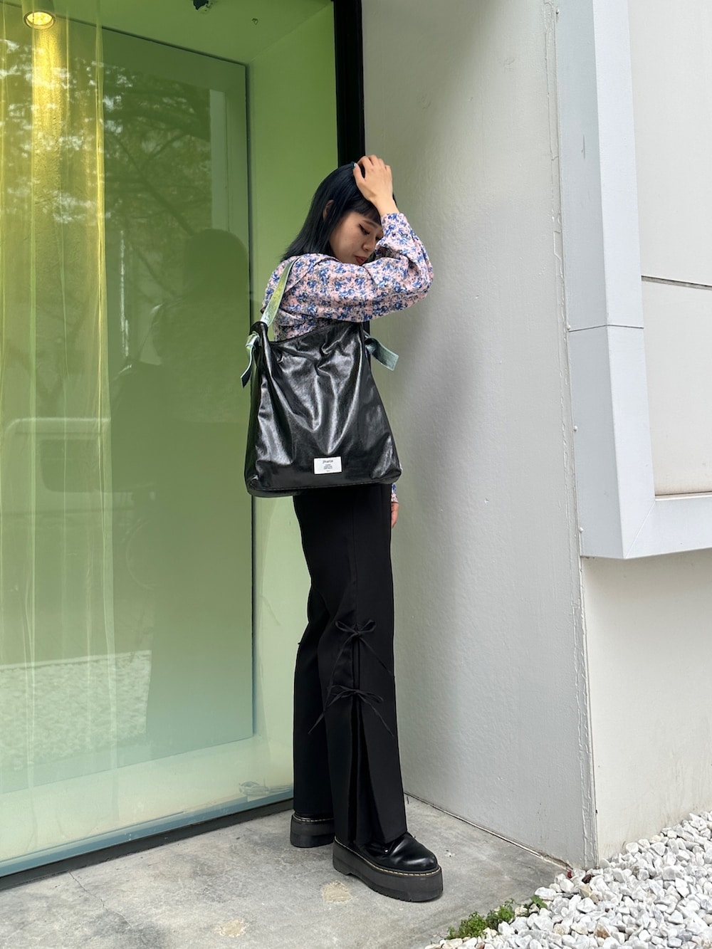 ブラック系のトートバッグ、ブルー系のシャツ/ブラウス、ブラック系のブーツを着用したレディースの秋コーディネートの3枚目の写真