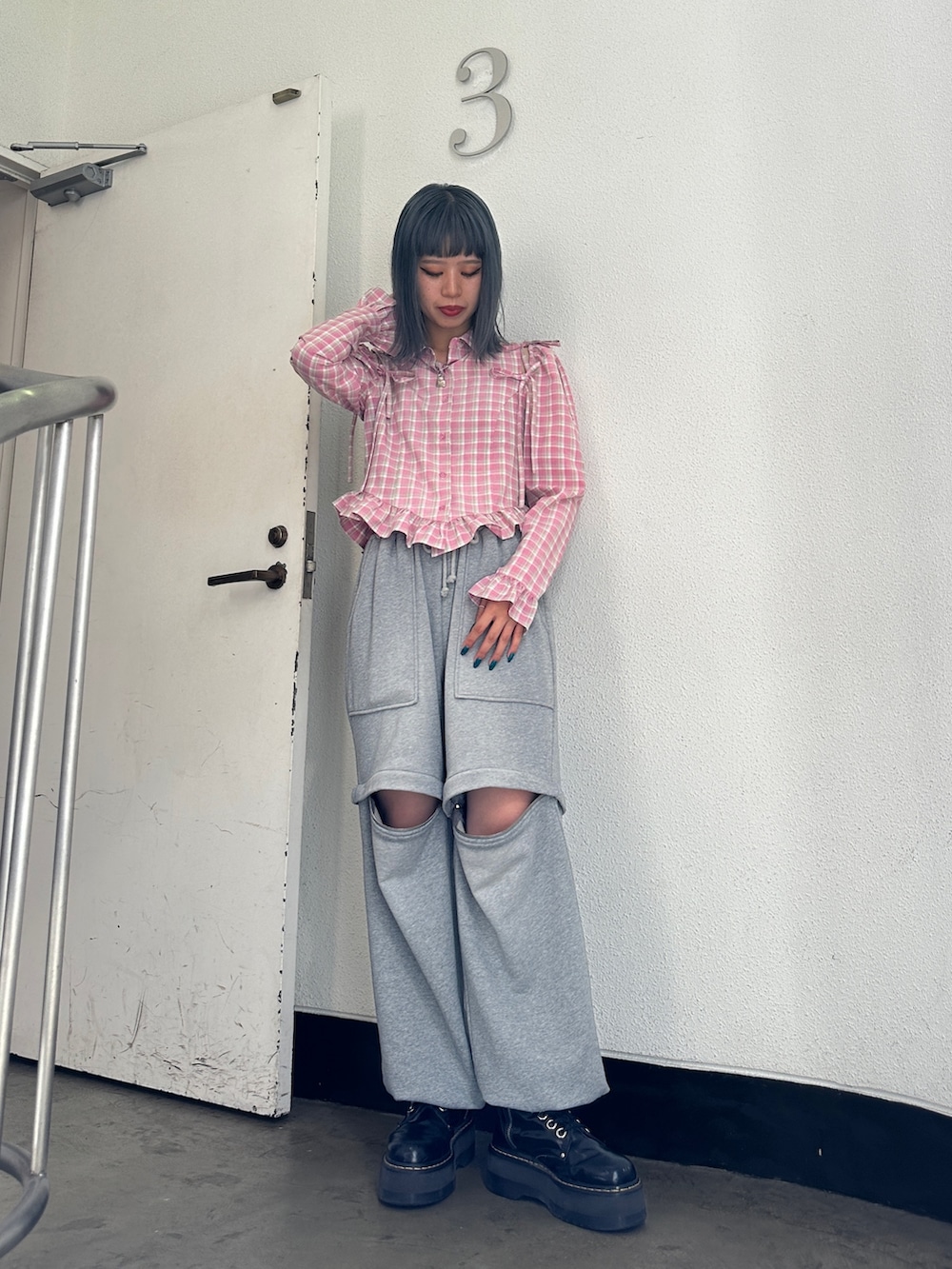 ピンク系のシャツ/ブラウス、グレー系のスウェットパンツ、ブラック系のブーツを着用したレディースの冬コーディネートの3枚目の写真