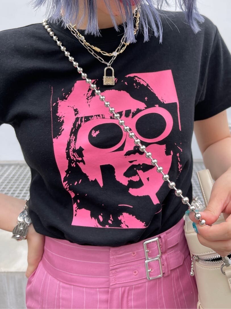 ホワイト系のショルダーバッグ、ブラック系のその他シューズ、ブラック系のTシャツ/カットソーを着用したレディースの春コーディネートの8枚目の写真