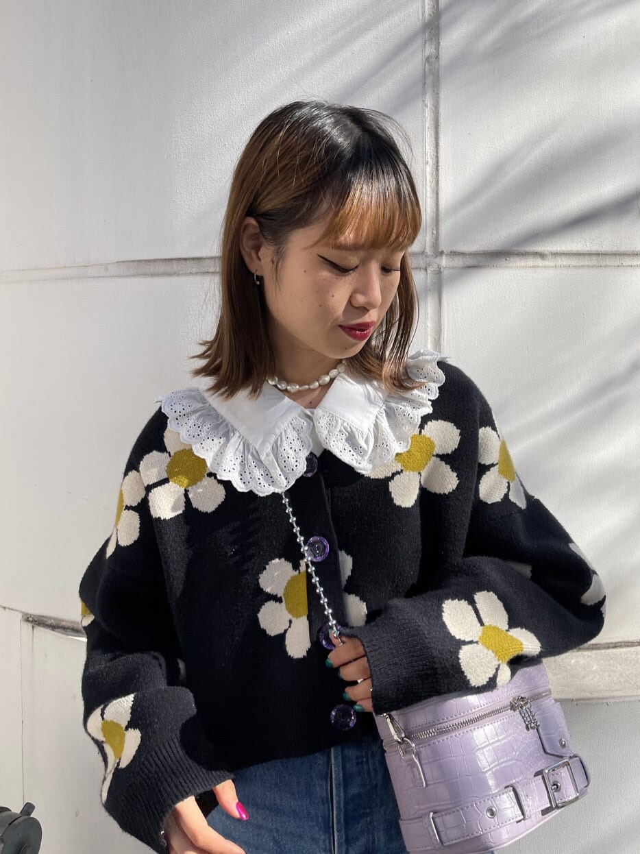 ブルー系のデニムパンツ、ホワイト系のシャツ/ブラウス、パープル系のショルダーバッグを着用したレディースの冬コーディネートの5枚目の写真