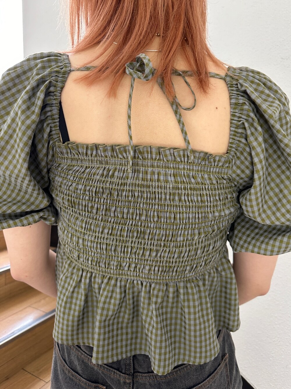 ブラック系のデニムパンツ、グリーン系のシャツ/ブラウス、ブラック系のブーツを着用したレディースの冬コーディネートの7枚目の写真