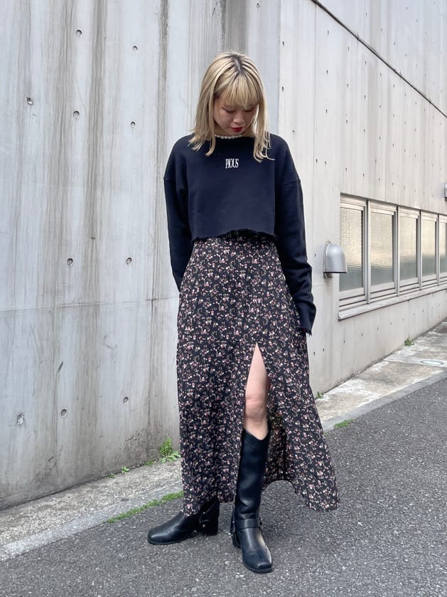 ブラック系のワンピース、ブラック系のTシャツ/カットソーを着用したレディースの春コーディネートの6枚目の写真