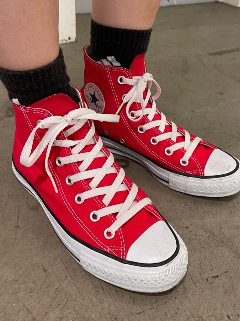 レッド系のスニーカー、ブラック系のデニムパンツ、レッド系のスウェットを着用したレディースの春コーディネートの10枚目の写真