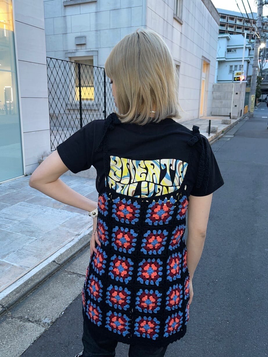 ブラック系のデニムパンツ、ブラック系のキャミソール、ブラック系のTシャツ/カットソーを着用したレディースの春コーディネートの7枚目の写真