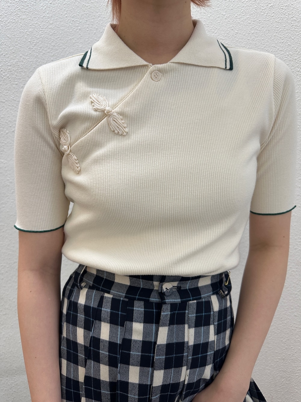 その他のテーラードジャケット、ホワイト系のポロシャツ、その他のスカートを着用したレディースの冬コーディネートの8枚目の写真