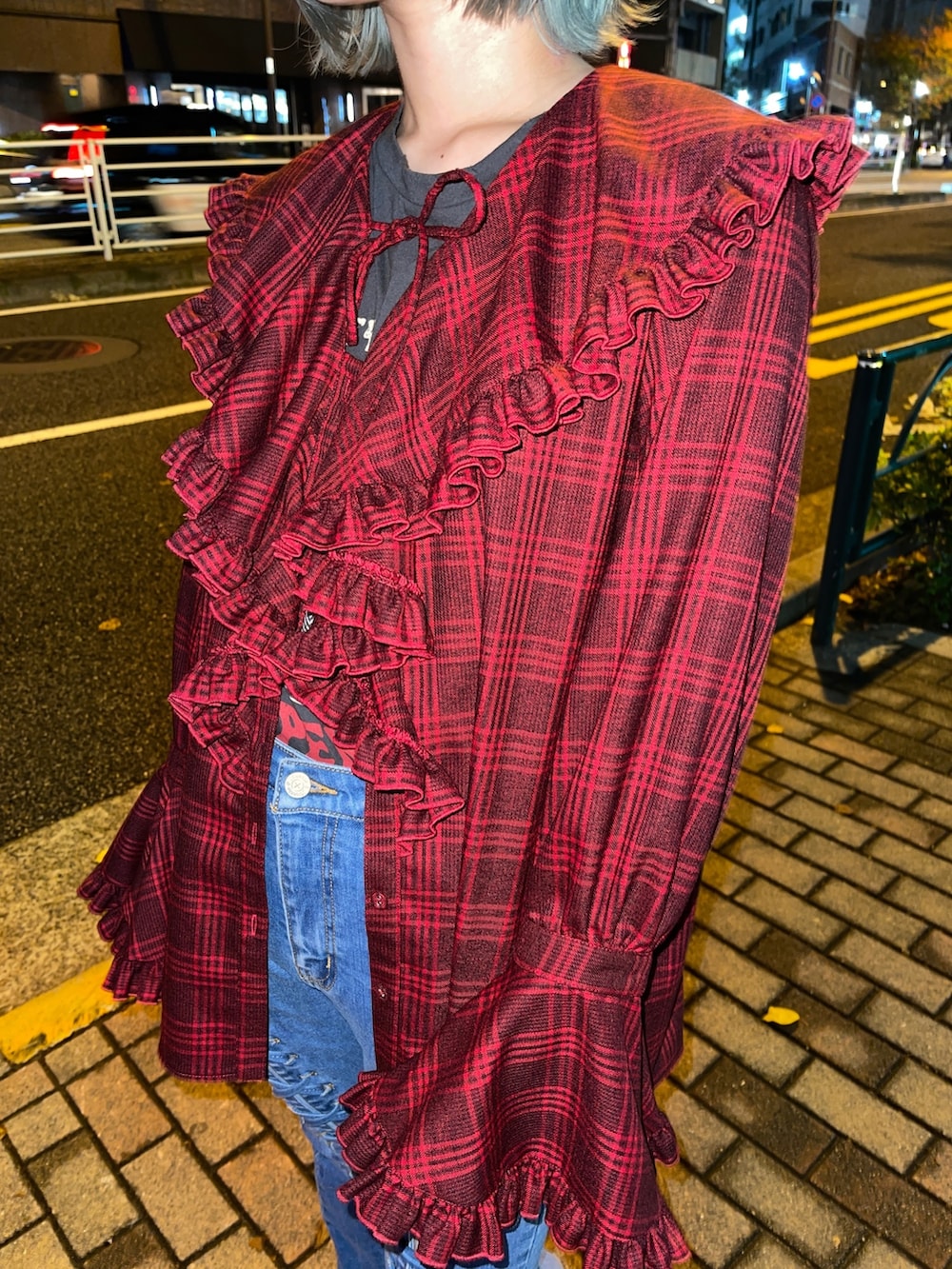 レッド系のシャツ/ブラウス、ブラック系のTシャツ/カットソー、ブルー系のデニムパンツを着用したレディースの秋コーディネートの5枚目の写真