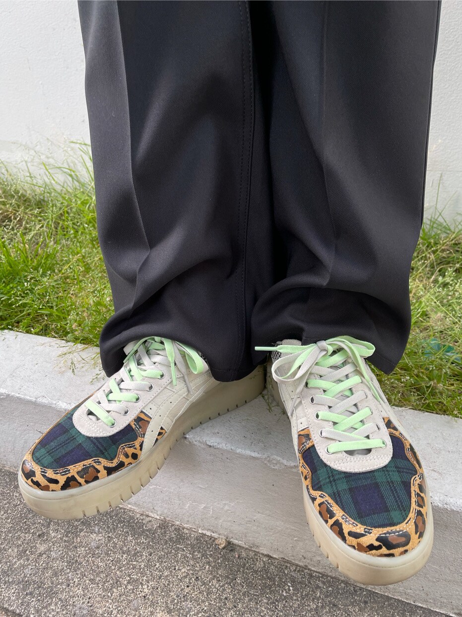 ホワイト系のシャツ/ブラウス、ホワイト系のスニーカー、ブラック系のデニムパンツを着用したレディースの春コーディネートの7枚目の写真