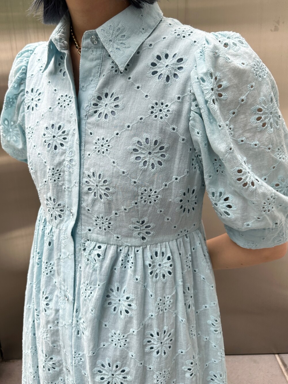 ブルー系のワンピース、ブラック系のスニーカー、ブラック系のキャップを着用したレディースの夏コーディネートの6枚目の写真