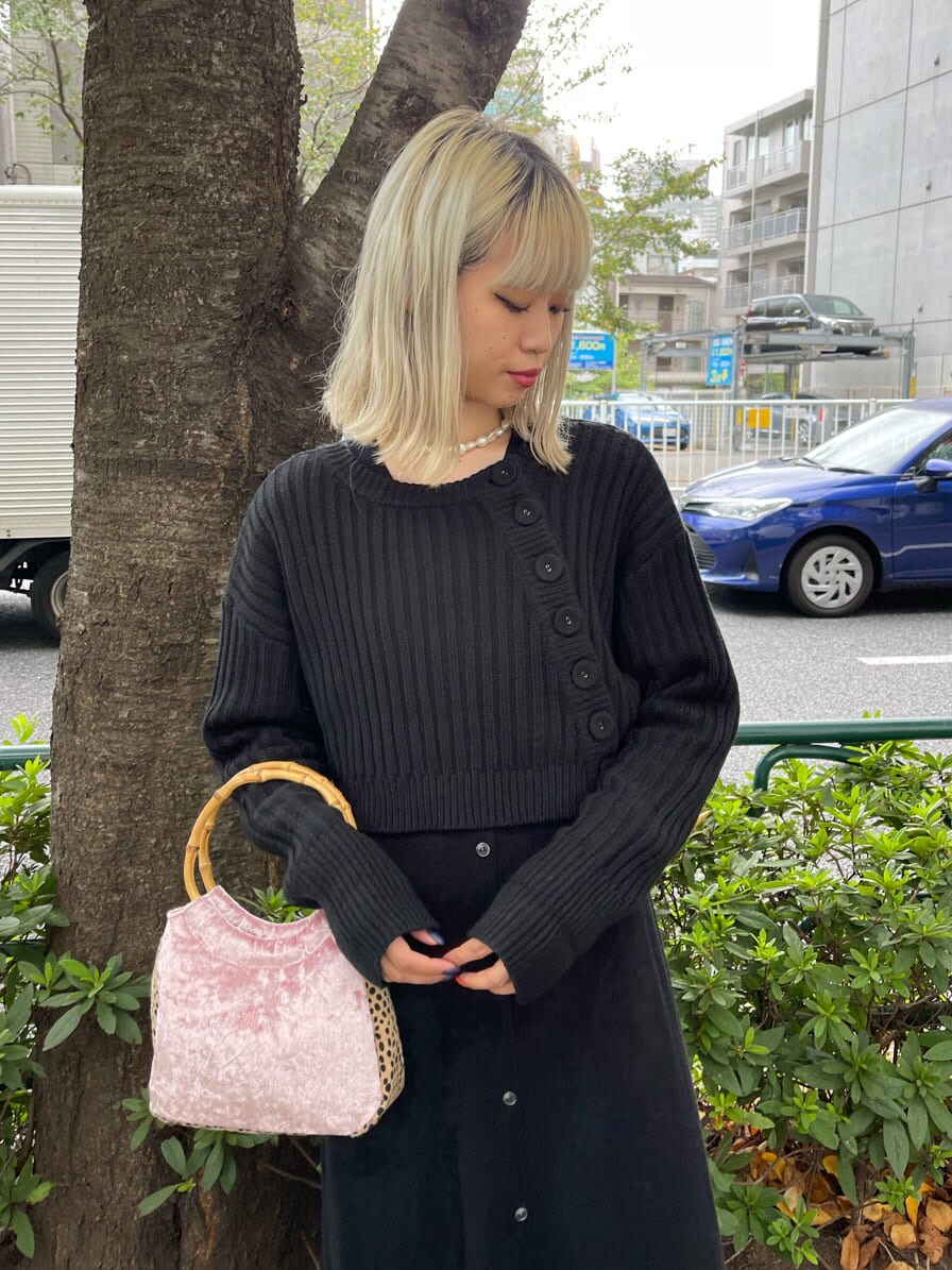 ブラック系のワンピース、ピンク系のハンドバッグを着用したレディースの秋コーディネートの5枚目の写真