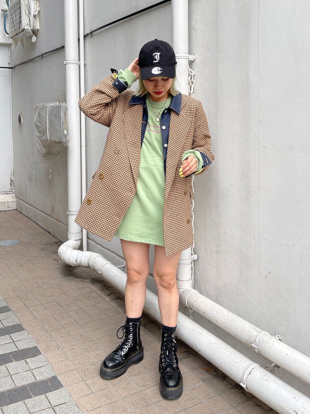 グリーン系のTシャツ/カットソー、ベージュ系のテーラードジャケット、ブルー系のワンピースを着用したレディースの秋コーディネートの2枚目の写真