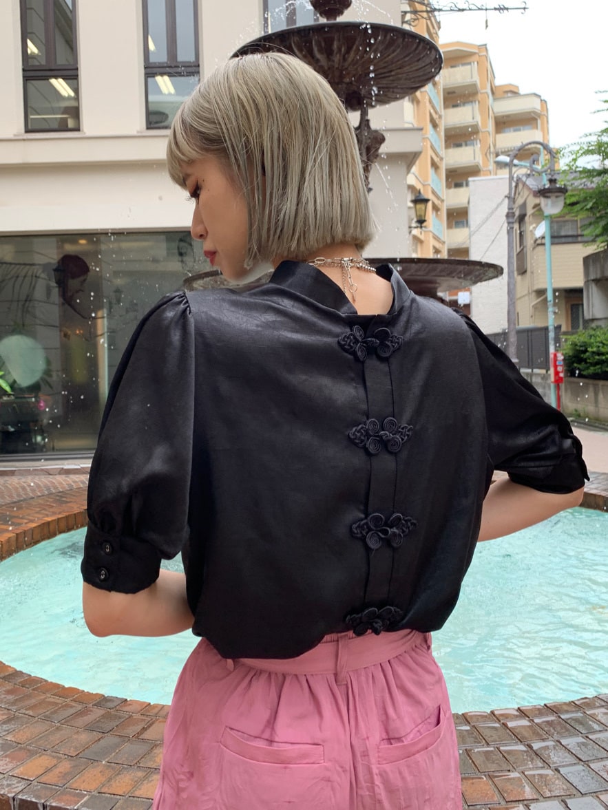 ブラック系のシャツ/ブラウス、ピンク系のその他パンツを着用したレディースの夏コーディネートの2枚目の写真