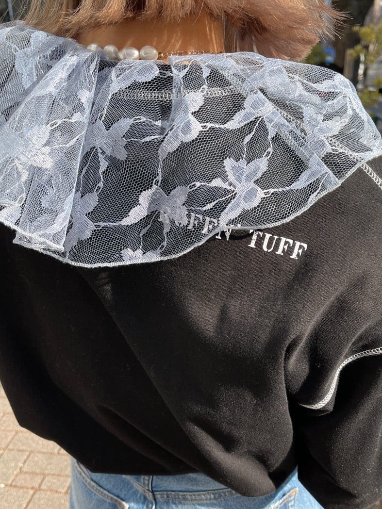 ブルー系のデニムパンツ、ブルー系のシャツ/ブラウス、ブラック系のTシャツ/カットソーを着用したレディースの冬コーディネートの8枚目の写真